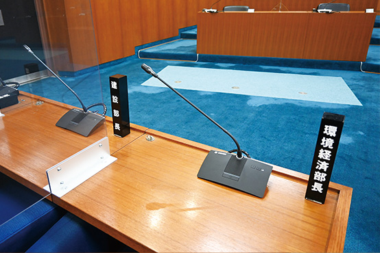 各席にBOSCH会議システムを設置。遠隔会議でもクリアな音声を届ける
